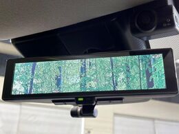 【インテリジェントルームミラー】後席の大きな荷物や同乗者で後方が確認しづらい時でも安心！カメラが撮影した車両後方の映像をルームミラー内に表示。クリアな視界で状況の確認が可能です！