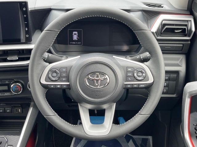 インテリアに合わせたデザインのステアリングは、運転される方のことも考え、運転しやすい形状、大きさです。是非一度、実際に触ってお確かめください。