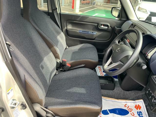 足元に余裕があるので運転しやすいです。ぜひ一度座って体感してみて下さい♪