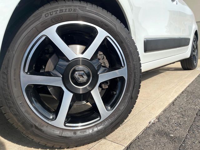 ●純正15インチアルミホイール：輸入車ならではの卓越した走りを支えるホイールと足回りです！日本車の走りに慣れている方にもぜひ体感して頂きたいほど、高いレベルでまとまっています！