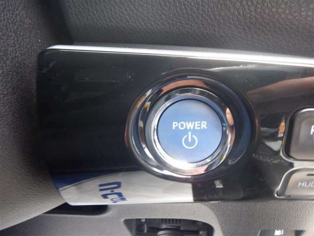 エンジンスタートボタンです！キーが車内にあれば、エンジンの始動・停止はブレーキを踏んでこのボタンを押すだけ☆　ワンプッシュでエンジンONΣ(・ω・ノ)ノ！