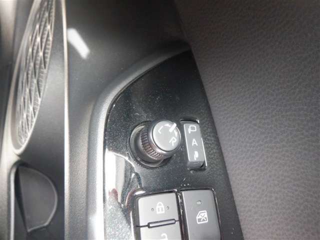 ミラーをドライバーに適した位置に、●調節＆格納●するのがボタン一つ♪　指紋などの汚れも付きません（＾＾）