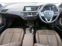 ◆インスツルメントパネルやインテリアトリムなどは、調和しなが洗練された室内を作り上げ、スイッチ類によって、優れた操作性をも実現。ドライバーの視線や動線を考え、人間工学に基づきデザインされています◆