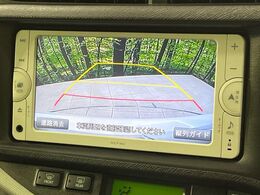 【バックカメラ】駐車時に後方がリアルタイム映像で確認できます。大型商業施設や立体駐車場での駐車時や、夜間のバック時に大活躍！運転スキルに関わらず、今や必須となった装備のひとつです！