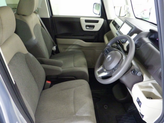 すわり心地の良い運転席・助手席です。長時間のドライブの疲れ軽減に貢献します。どうぞ快適なドライブを♪