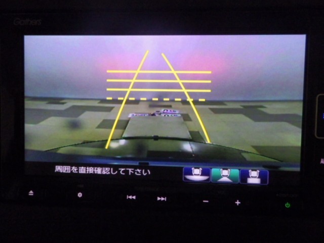 バックカメラの画像です。ガイドラインがスムースな車庫入れをサポートいたします！車庫入れの安心感がアップしますね☆