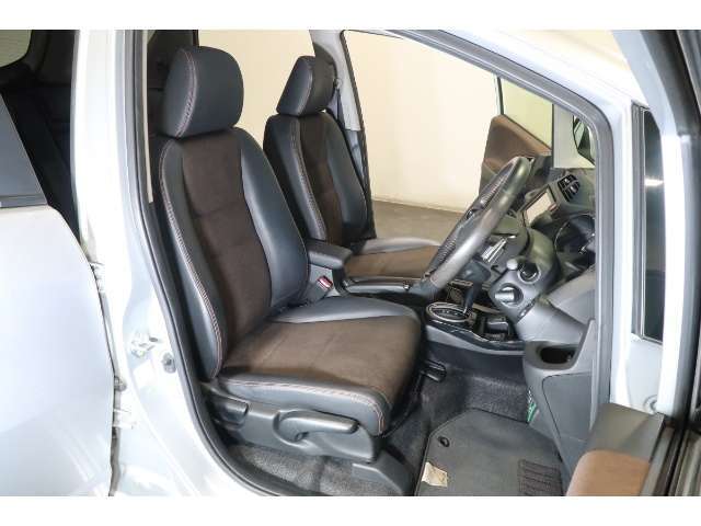 すわり心地の良い運転席・助手席です。長時間のドライブの疲れ軽減に貢献します。どうぞ快適なドライブを♪