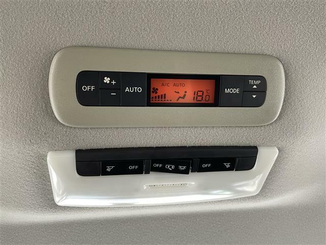 【　後席エアコン　】後席にもエアコンがついておりますので、車内全体を快適な温度に調節いただけます♪