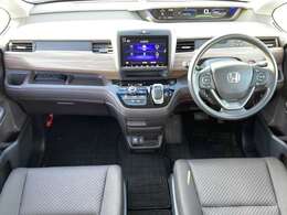 【　コクピット　】広々としていて快適なドライブがお楽しみいただけます。