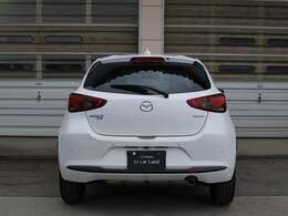 先代のDEMIOの特徴的なリアビューの雰囲気を残こして、「MAZDA2だっ！」となるような、印象的なリアビューをしています。ライトON時の可愛らしいテールランプも印象に残りますよね。