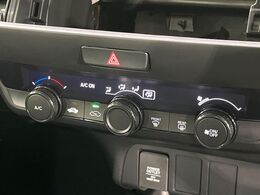 【オートエアコン】一度お好みの温度に設定すれば、車内の温度を検知し風量や温度を自動で調整。暑い…寒い…と何度もスイッチ操作をする必要はありません。快適な車内空間には必須の機能ですね♪