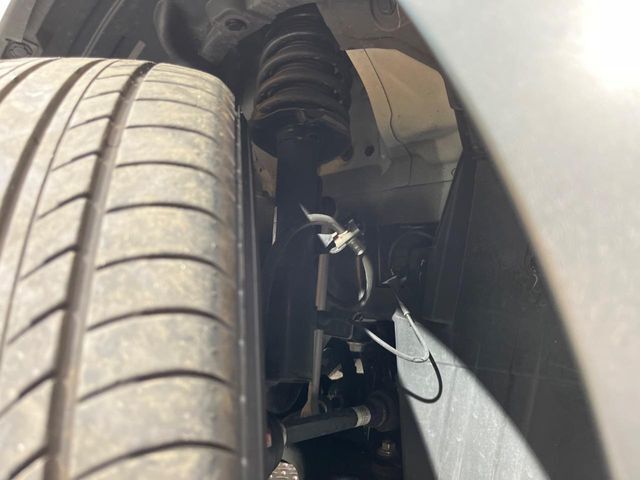 お車を安心してお乗りいただく為には、足回りの定期点検が欠かせません。サービスサポート（有償保証）では無料点検もご提供しており、安心のカーライフをお過ごしいただけるサポート体制が整っています。