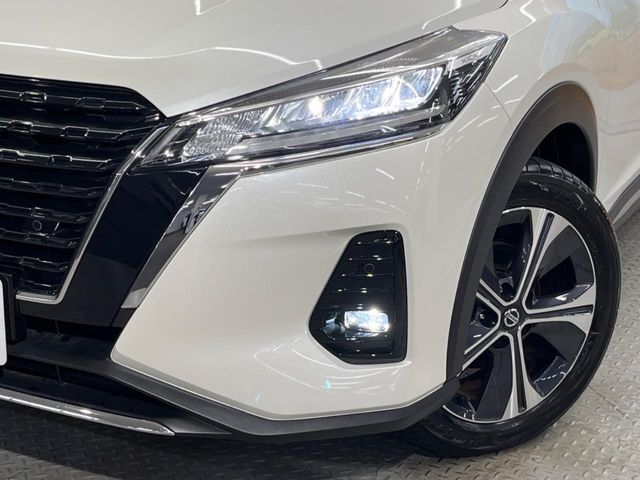 【LEDヘッドライト】悪天候や夜間走行時も良好な視界を確保し安心して運転できる高輝度LEDヘッドライトを装備！点灯速度が早く、消費電力も抑えられています。