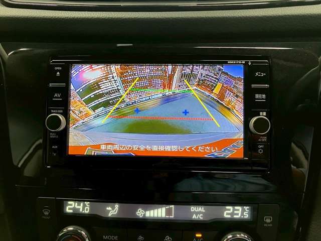 【バックカメラ】運転席から画面上で安全確認ができます。駐車が苦手な方にもオススメな便利機能です。