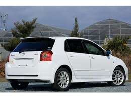 外装色はスーパーホワイトII（040）。外装はしっかりと磨き上げ、コーティングを行っております。艶もあり非常に綺麗な状態に仕上がっております。