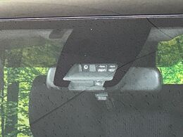 【プリクラッシュセーフティ】前方の車両等を検知し、衝突しそうな時は警報で注意を促し、ブレーキを踏む力をサポート。ブレーキを踏めなかった場合は衝突被害軽減ブレーキが作動、衝突回避をサポートします。