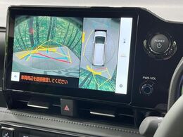 【パノラミックビューモニター】専用のカメラにより、上から見下ろしたような視点で360度クルマの周囲を確認することができます☆死角部分も確認しやすく、狭い場所での切り返しや駐車もスムーズに行えます。