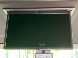 【フリップダウンモニター】大画面モニターで後席でもエンタメをお楽しみいただけます。小さなお子様にも大人気の装備です♪