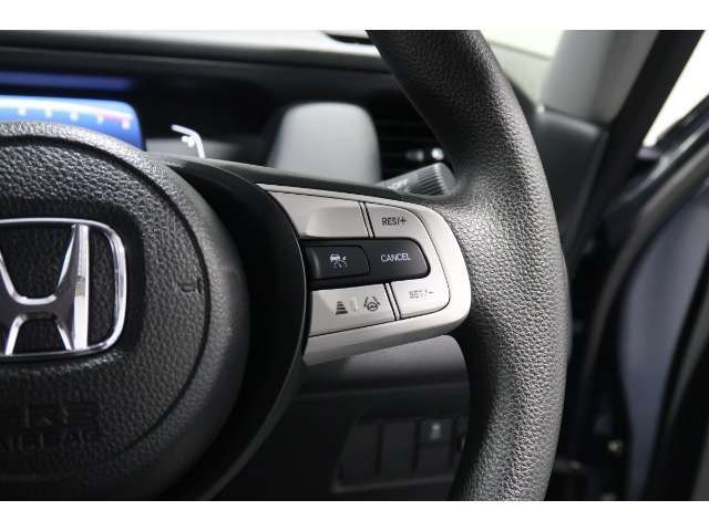 Hondaセンシングの機能のひとつ、アダプティブクルーズコントロール付！アクセルから足を離しても設定したスピードと前車との車間を保ち走行してくれます！車線維持もアシスト☆高速道路で疲労軽減ですね☆