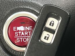 【Hondaスマートキー】カバンやポケットに入れたままでもドアの施錠・解錠が可能なスマートキーを装備。エンジンのオン・オフ時もカギを取り出す必要が無いからとっても便利です♪