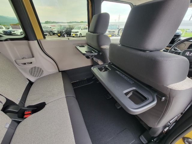運転席＆助手席後ろシートバックテーブル付き