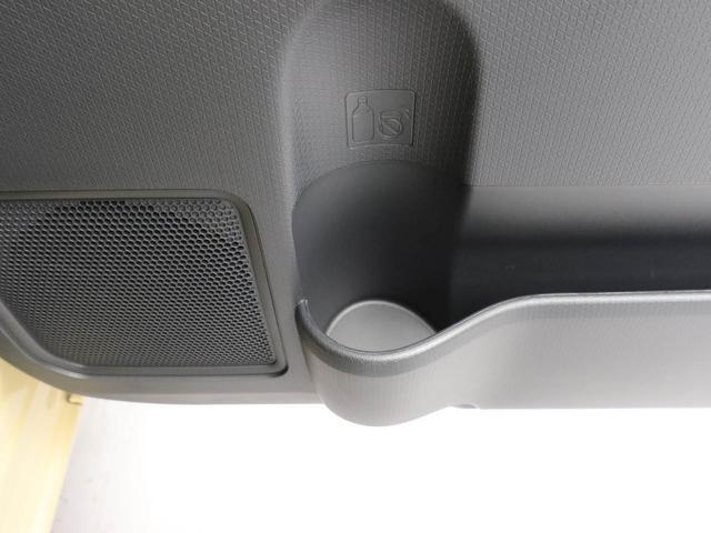 カップホルダーは運転席や助手席からちょうど手の届く位置です！！
