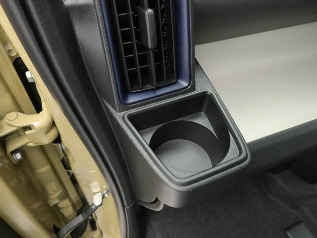 カップホルダーは運転席や助手席からちょうど手の届く位置です！！