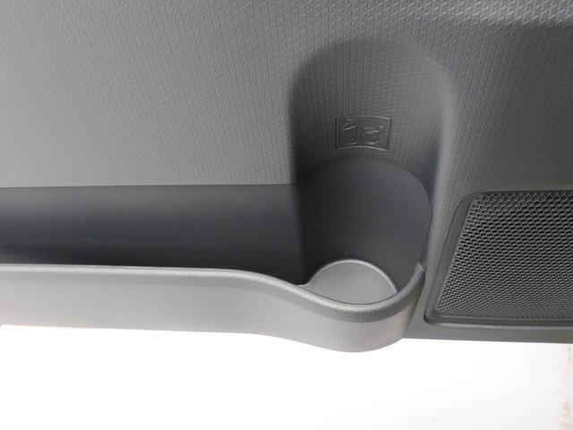 カップホルダーは運転席や助手席からちょうど手の届く位置です！！