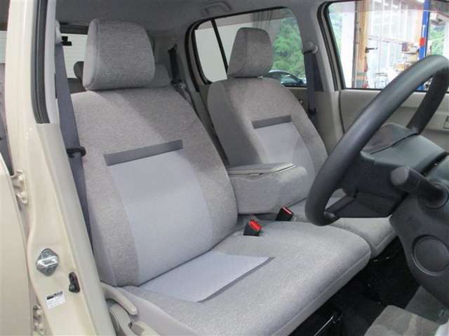 運転席側からの前席ビューです。内装色はグレー系ですので汚れも目立ちにくいです♪