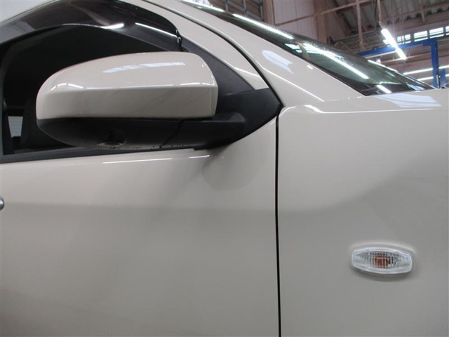 ドアミラーは電動格納機能もあります。駐車する際にこの機能があると大変便利ですね。