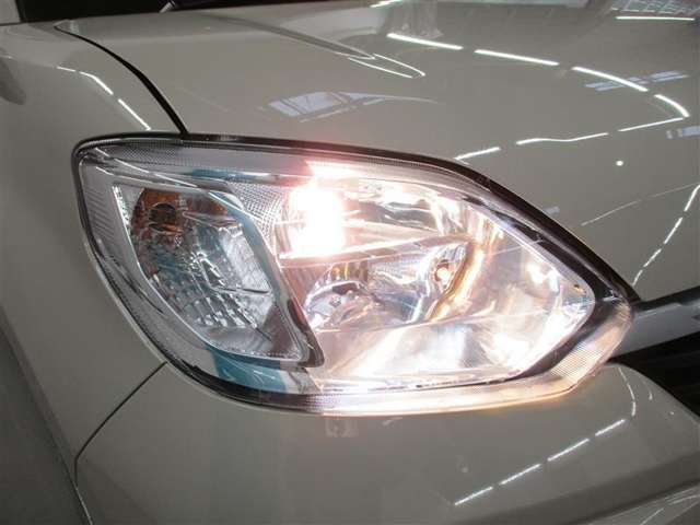 LEDヘッドライトです。LEDヘッドライトは電球が切れにくく長寿命で且つ省電力。夜間の運転がとてもラクになりますよ♪