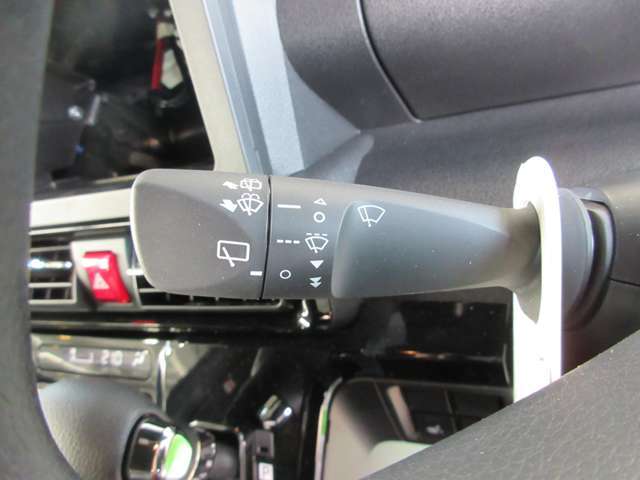 こちらの車両はステアリングリモコンを装備しています。対応したナビやオーディオを装備することにより、ハンドルから手を離さなくてもオーディオの一部操作が可能になります！便利な安全につながる装備です。