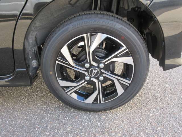 純正ホイールを装着しています。社外ホイールへの変更も喜んで承ります。お気軽にお申し付けください。