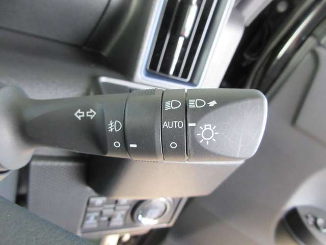 こちらの車両はステアリングリモコンを装備しています。対応したナビやオーディオを装備することにより、ハンドルから手を離さなくてもオーディオの一部操作が可能になります！便利な安全につながる装備です。