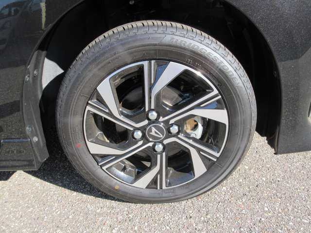 純正ホイールを装着しています。社外ホイールへの変更も喜んで承ります。お気軽にお申し付けください。