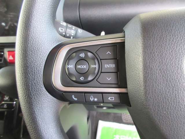 こちらの車両はステアリングリモコンを装備しています。対応したナビやオーディオを装備することにより、ハンドルから手を離さなくてもオーディオの一部操作が可能になります！便利な安全につながる装備です。