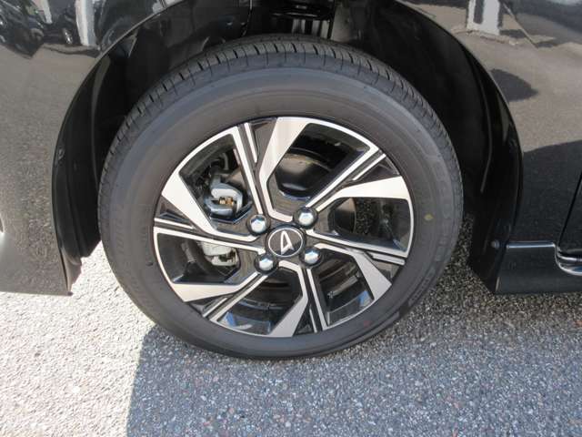 純正ホイールを装着しています。社外ホイールへの変更も喜んで承ります。お気軽にお申し付けください。