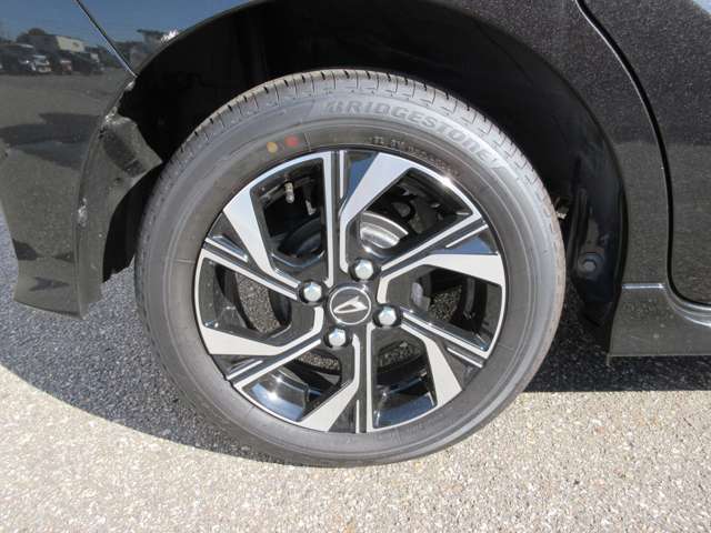 純正ホイールを装着しています。社外ホイールへの変更も喜んで承ります。お気軽にお申し付けください。