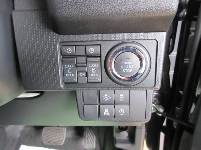 こちらの車両はステアリングリモコンを装備しています。対応したナビやオーディオを装備することにより、ハンドルから手を離さなくてもオーディオの一部操作が可能になります！便利な安全につながる装備です。