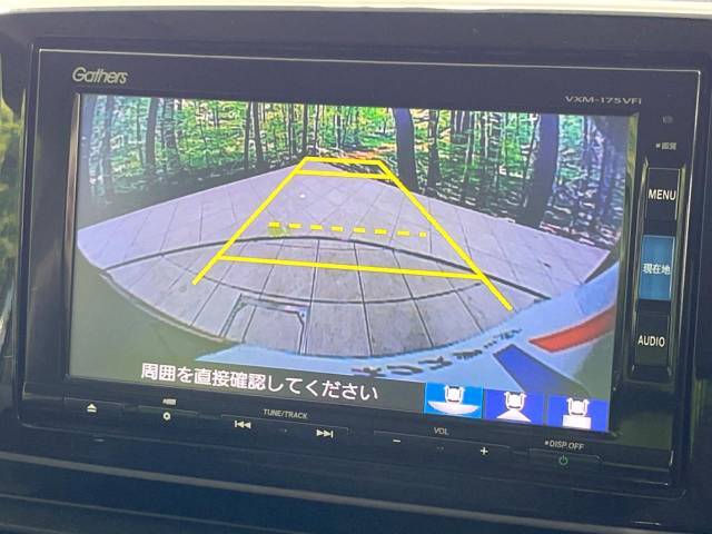 【バックカメラ】駐車時に後方がリアルタイム映像で確認できます。大型商業施設や立体駐車場での駐車時や、夜間のバック時に大活躍！運転スキルに関わらず、今や必須となった装備のひとつです！