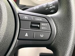 【アダプティブクルーズコントロール】高速道路での長距離走行が楽に！！自動で速度を保つクルーズコントロールが、衝突軽減システムと連携し、前方の車両を感知して車間を保つように速度調節してくれます！！