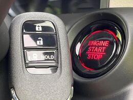 【Hondaスマートキー】カバンやポケットに入れたままでもドアの施錠・解錠が可能なスマートキーを装備。エンジンのオン・オフ時もカギを取り出す必要が無いからとっても便利です♪