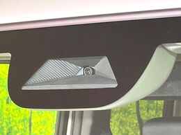 【ホンダセンシング】走行中に前方の車両等を認識し、衝突しそうな時は警報とブレーキで衝突回避と被害軽減をアシスト。より安全にドライブをお楽しみいただけます。