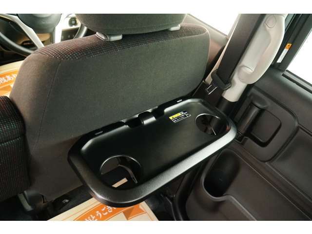 車内での食事の際に便利なシートバックテーブル。