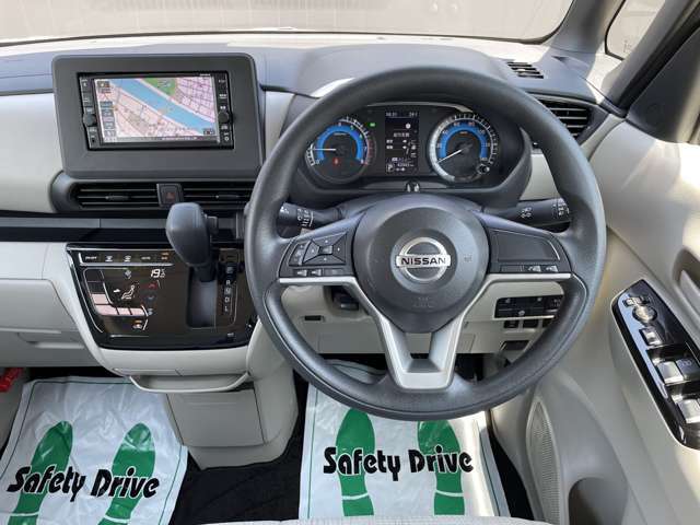 ガラスの面積が大きく開放感のある運転席です