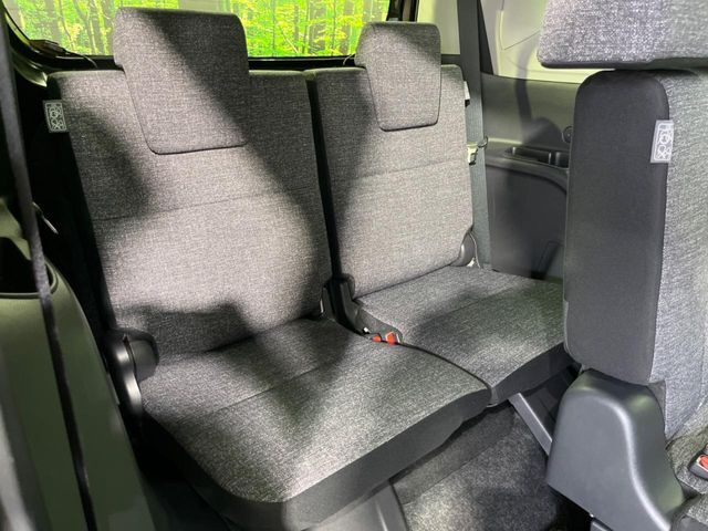 床下収納式のサードシートです。座席部分をコンパクトに収納でき、広大な荷室スペースとしてお使いいただけます！乗車人数や荷物の量など利用シーンに合わせて3列目を有効活用でき、とっても便利♪