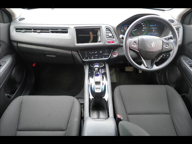 アベカツの納車式☆花束＆ゴールデンキーをもっての記念撮影☆10年に1度と言われるお車の買い替え。忘れられない瞬間をスタッフと主役のお客様で作り上げましょう！！