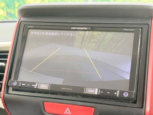 【バックカメラ】駐車時に後方がリアルタイム映像で確認できます。大型商業施設や立体駐車場での駐車時や、夜間のバック時に大活躍！運転スキルに関わらず、今や必須となった装備のひとつです！