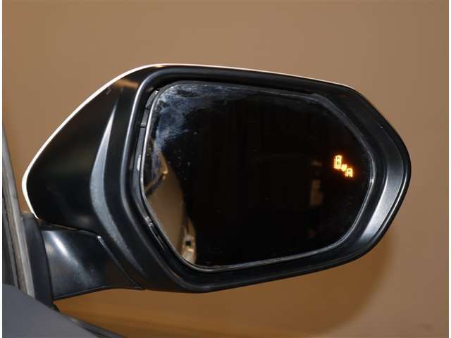 BSM『ブラインドスポットモニター』ナナメ後方(死角)からの車両を検知し、ミラー内のオレンジのランプで知らせてくれます。