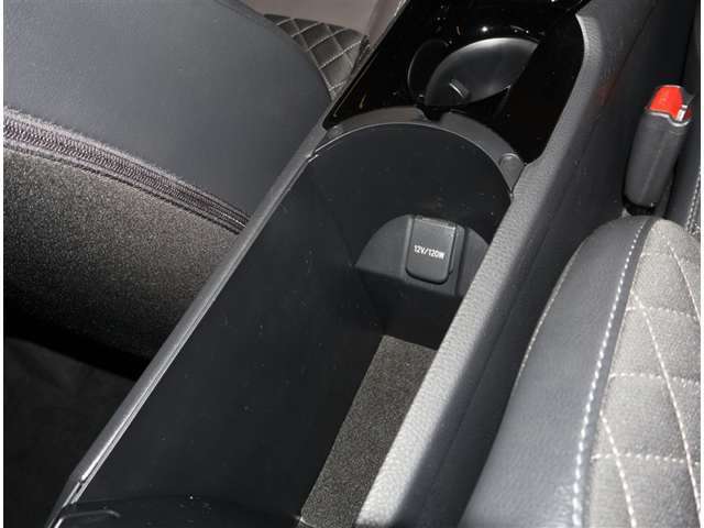 センターコンソール内、　12Vソケット電源